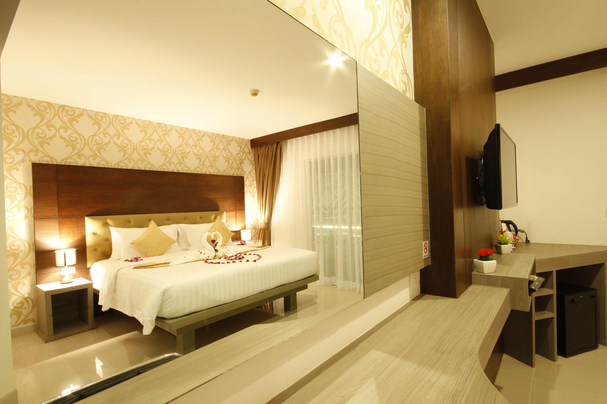 Hemingways Silk Hotel Patong Экстерьер фото