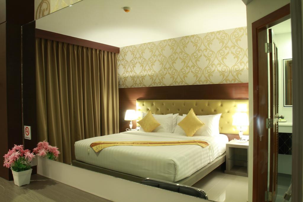 Hemingways Silk Hotel Patong Экстерьер фото