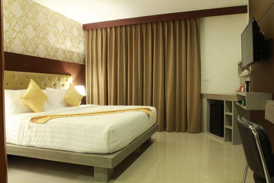 Hemingways Silk Hotel Patong Экстерьер фото
